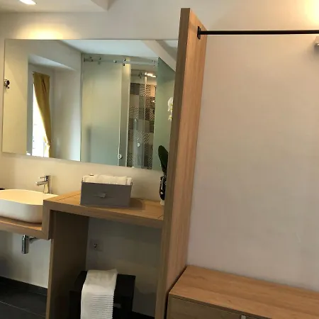 Alley House Гостьовий будинок