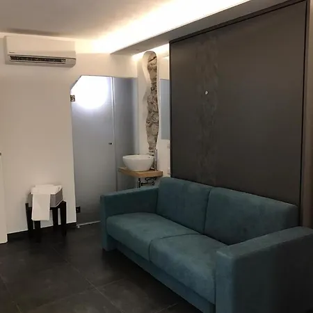 Alley House 4*