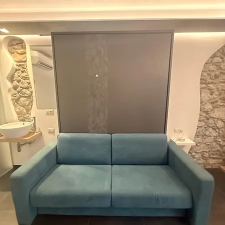Alley House 4*