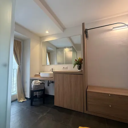 Alley House 4*